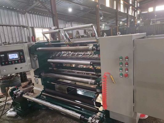 1300 mm rollensnijmachine voor niet-geweven stoffen Stoffen snijden en terugdraaien 0-200m/min