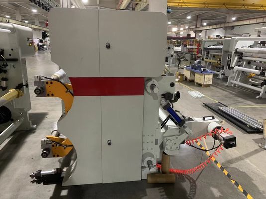 350m per min Hoog snelheids snijmachine Stoffen terugdraaien en snijmachine 30g - 300g